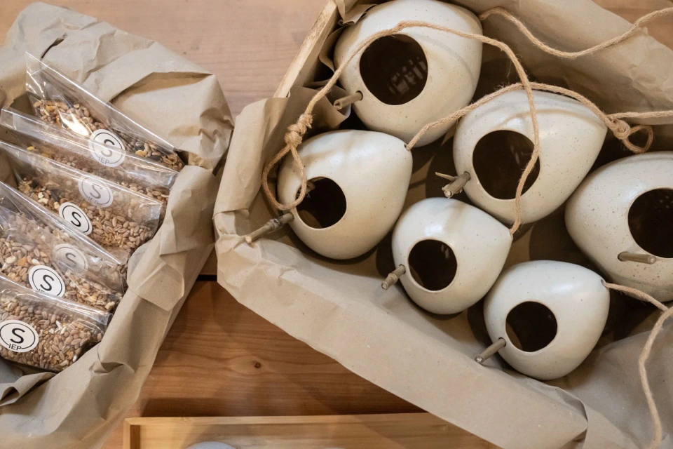 Werktafel met kleine nestjes en zakjes