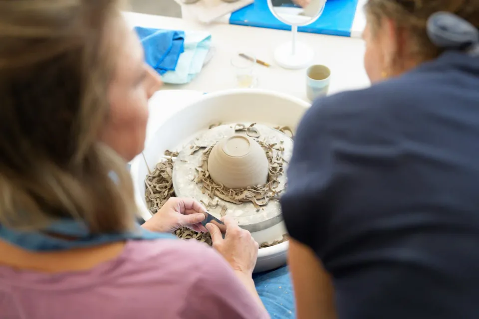 Samen werken aan de draaischijf tijdens het draaiweekend