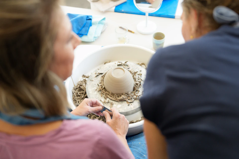 Samen een kom afdraaien en de voet afwerken tijdens de workshop