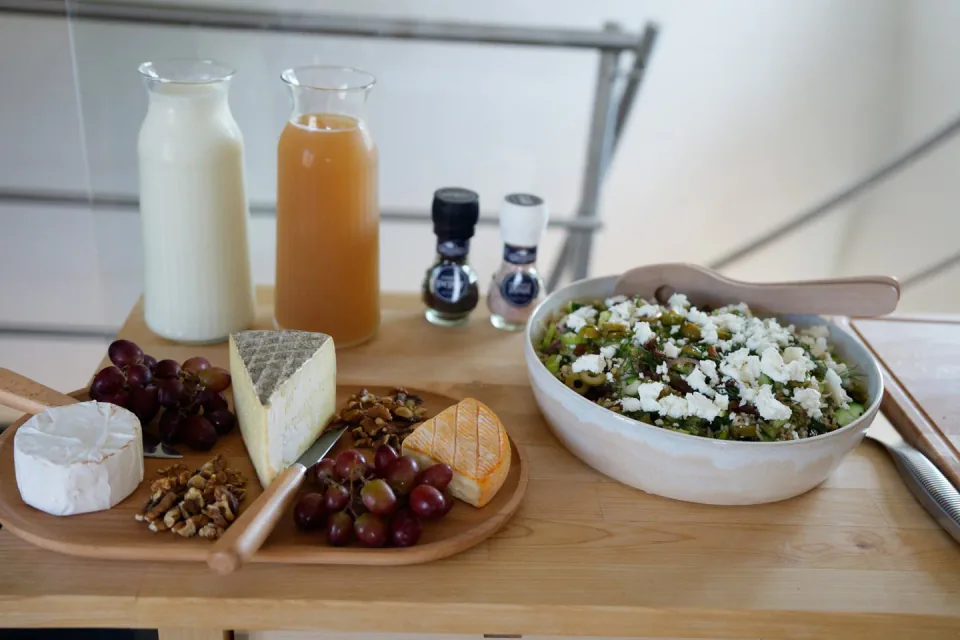 Vegetarische lunch met salades, fruit en verse drankjes
