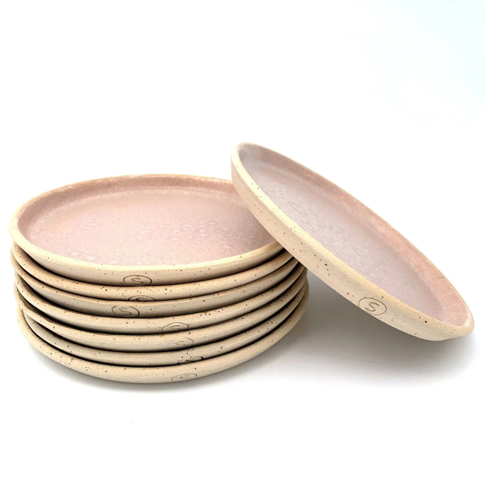 Bordjes met roze glazuur