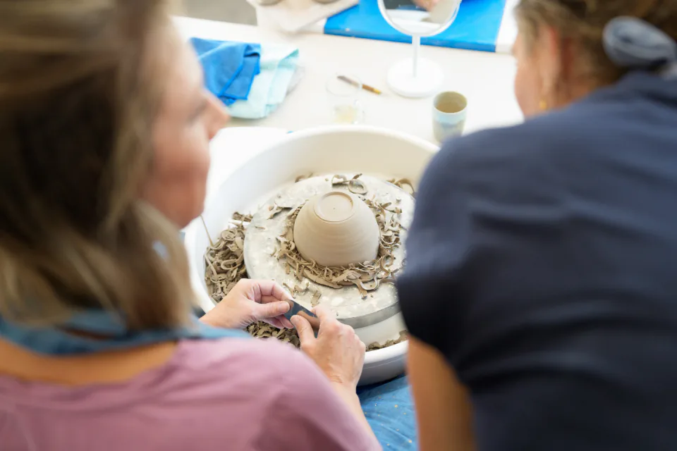 Samen een kom afdraaien en de voet afwerken tijdens de workshop