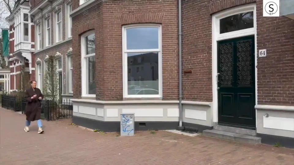 Siep loopt voor haar atelier in Oss