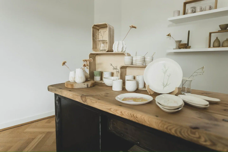 Een tafel vol keramiek