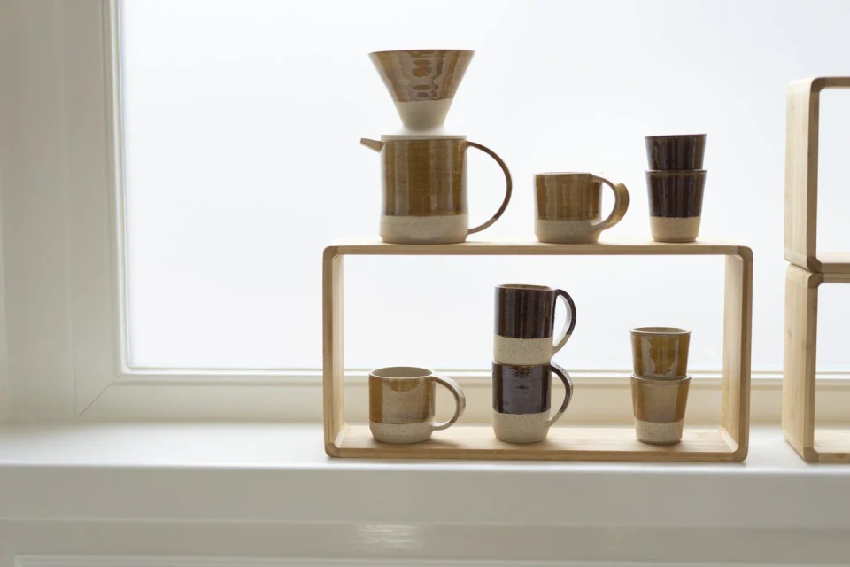 Koffiefilter en kopjes