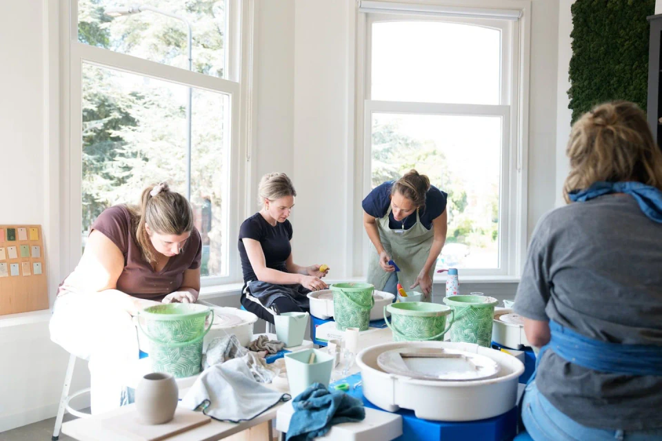 Samen werken aan keramiek in het lichte atelier