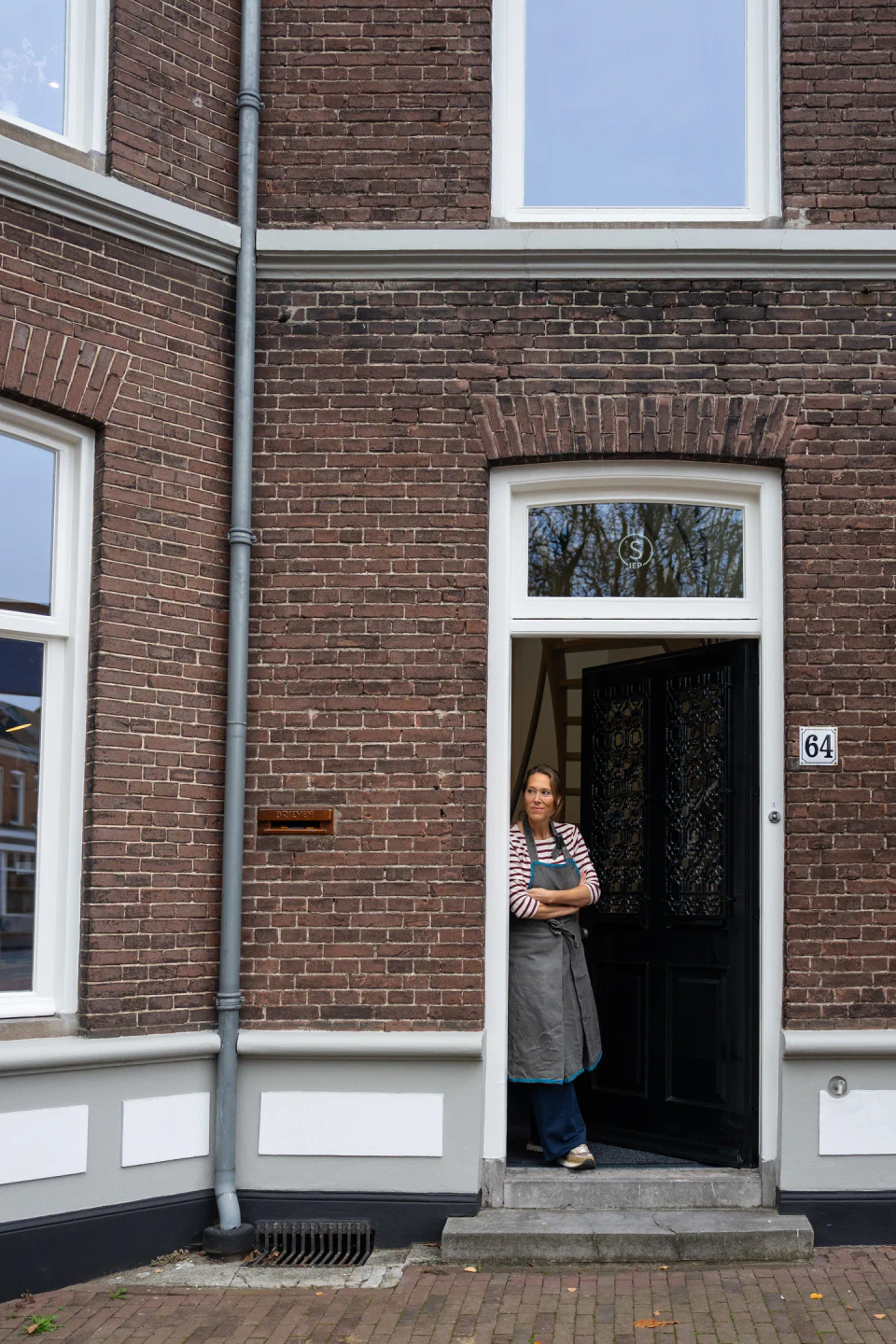 Siep in de deuropening van haar atelier aan de Molenstraat in Oss